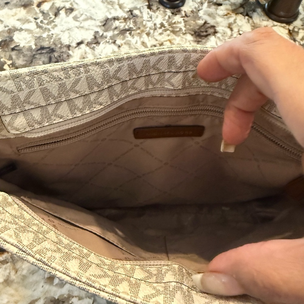Michael Kors 
Jet Set Travel Small Signature Logo Messenger - Picture 5 of 6